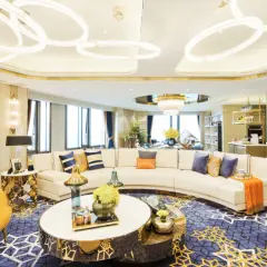 Elegancki salon w stylu glamour bez kiczu. Złoto subtelnie podkreśla luksus, nie przytłaczając. Uważaj na nadmiar błyskotek.