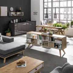 Nowoczesny salon z aneksem kuchennym i drewnianymi meblami. Idealne panele podłogowe do salonu z aneksem z drewnianymi meblami powinny być trwałe i łatwe w utrzymaniu.