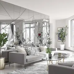 Nowoczesny salon z geometrycznym lustrem na całej ścianie. Jak unikać refleksów od słońca? Zastosuj zasłony lub żaluzje.