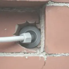 Jak puścić kabel przez okno bez uszkodzeń i zachować szczelność