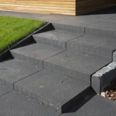 Schody z bloczków betonowych do ogrodu: praktyczny poradnik, jak samemu zrobić schody z bloczków betonowych do ogrodu, z zieloną trawą i drewnianą elewacją.