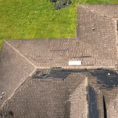 Widok z lotu ptaka na dach z papy termozgrzewalnej, gdzie widać uszkodzenia i miejsca wymagające naprawy, aby znaleźć przeciek.