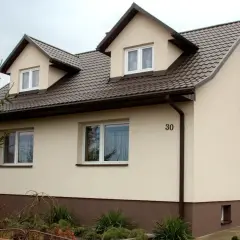 Jakie okna do brązowego dachu? Idealne kolory dla estetycznego wyglądu