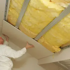 Ocieplanie dachu kopertowego wełną mineralną. Montaż płyty gipsowo-kartonowej, by uniknąć mostków termicznych.