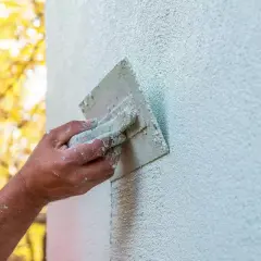 Jak obliczyć tynk zewnętrzny i uniknąć kosztownych błędów w pracy