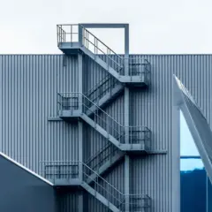 Metalowa blacha ryflowana na schody do garażu, z widocznymi zasadami cięcia i gięcia.