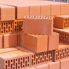 Stos pustaków ceramicznych, idealnych do budowy domu energooszczędnego. Zastanawiasz się, z czego budować dom energooszczędny: pustak ceramiczny czy gazobeton?