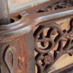 Rdzawe schody kręcone żeliwne w nowoczesnym wnętrzu, ukazujące wady użytkowania i upływ czasu.