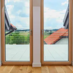 Co na okno balkonowe? Wybierz najlepsze rozwiązania i dekoracje.