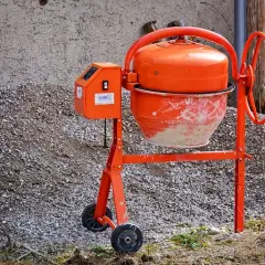 Jaką betoniarkę wybrać na worek cementu do domowych prac budowlanych?