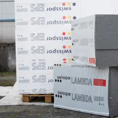 Styropian grafitowy czy biały na elewację? Na zdjęciu widać stosy płyt EPS. Grafitowy styropian "LAMBDA" wygląda na bardziej zaawansowany technologicznie.