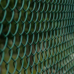 Siatka maskująca na ogrodzenie – praktyczny poradnik zastosowania i montażu