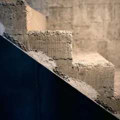 Surowe schody betonowe. Szukasz pomysłu, czym obłożyć schody betonowe żeby było tanio i estetycznie?