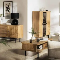 Salon z drewnianymi meblami, czarną lampą i roślinami. Idealny przykład, jak połączyć styl loftowy z przytulnym boho w jednym salonie.