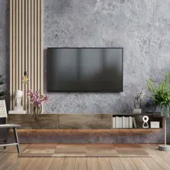 Ściana z telewizorem: beton architektoniczny, drewniane panele, rośliny i dekoracje. Alternatywa dla lameli.