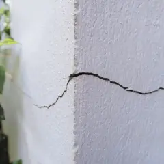 Pęknięcia na ścianie z gazobetonu po pierwszym sezonie grzewczym. Zastanawiasz się, dlaczego ściany z gazobetonu pękają?