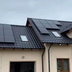 Instalacja fotowoltaiczna na dachu z dachówki ceramicznej. Gwarancja na pokrycie dachowe jest zachowana.