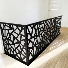 Nowoczesne balustrady wycinane laserowo z blachy, z geometrycznym wzorem. Montaż boczny lub od góry podkreśla ich lekkość.