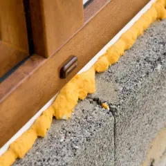 Zaschnięta pianka pur na ramie okiennej? Zobacz, jak zmyć ją z parapetu.