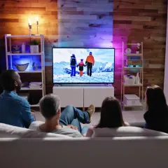 Rodzina ogląda film przy oświetleniu LED za telewizorem. Czy to nie męczy wzroku?