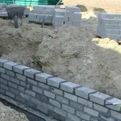 Jaka klasa zaprawy do bloczków betonowych zapewnia trwałość konstrukcji?