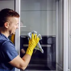 Jak usunąć klej z okien PCV? Skuteczne metody i cenne porady