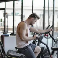 Rowerek stacjonarny. Jak efektywnie na nim ćwiczyć?