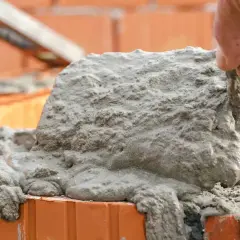 Optymalna konsystencja zaprawy murarskiej – klucz do trwałych konstrukcji