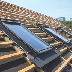 Ile trwa montaż okna dachowego? Poznaj czynniki wpływające na czas instalacji