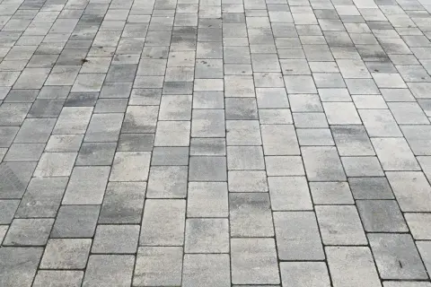 Jak ułożyć kostkę brukową bez zagęszczarki – proste kroki i porady