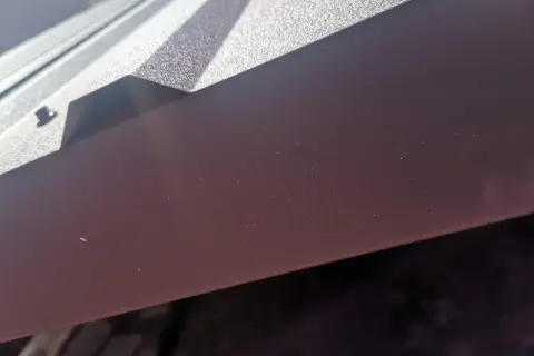 Dach z blachy trapezowej poci się od spodu, brak folii paroprzepuszczalnej. Widoczne krople kondensatu na spodniej stronie blachy.