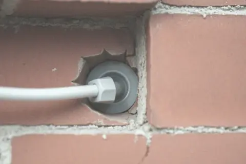 Jak puścić kabel przez okno bez uszkodzeń i zachować szczelność