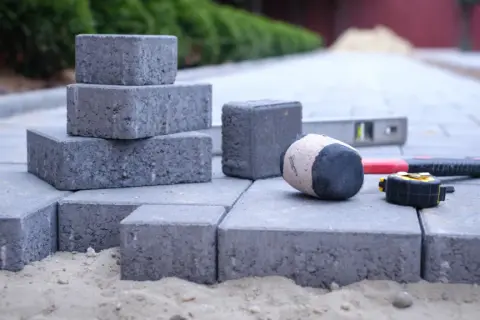 Ile cementu na podsypkę pod kostkę? Kluczowe proporcje i obliczenia