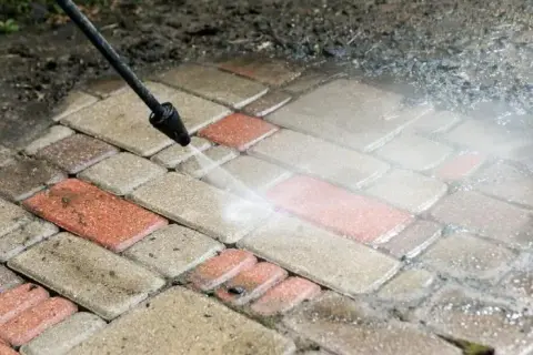 Skuteczne sposoby na wyczyszczenie kostki brukowej z oleju bez wysiłku