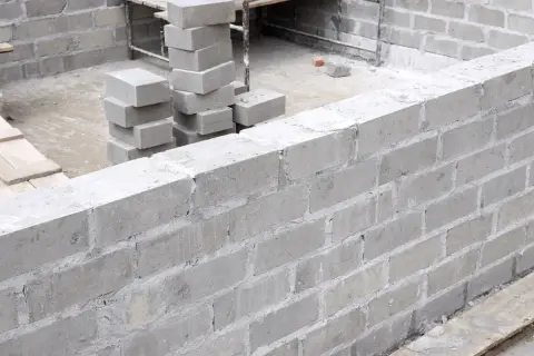Bloczki fundamentowe z betonu vs lany fundament: co jest szybsze i tańsze? Budowa ścian z pustaków betonowych.