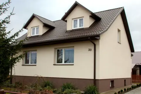 Jakie okna do brązowego dachu? Idealne kolory dla estetycznego wyglądu