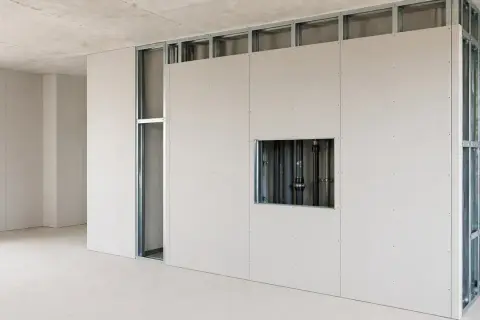 Sucha zabudowa płyt g-k ogniochronne, gdzie prawo wymaga ich zastosowania, tworzy ściany z widocznym stelażem i instalacją hydrauliczną.