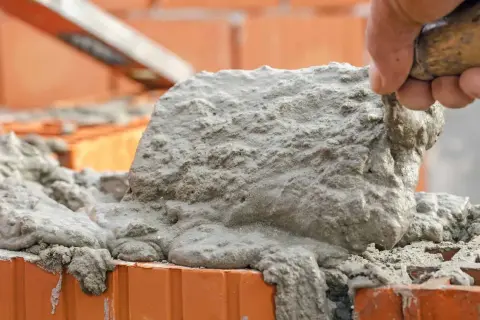 Jak długo wiąże zaprawa murarska? Kluczowe informacje dla budujących