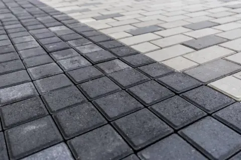 Ile kosztuje paleta kostki brukowej szarej? Sprawdź ceny i oferty