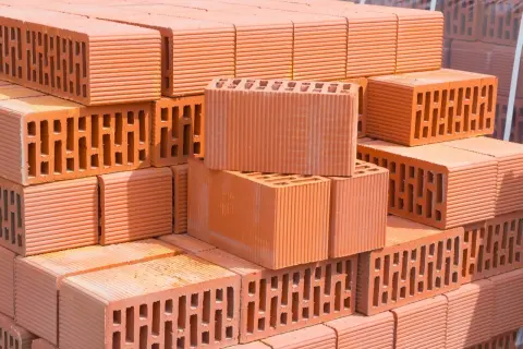 Stos pustaków ceramicznych, idealnych do budowy domu energooszczędnego. Zastanawiasz się, z czego budować dom energooszczędny: pustak ceramiczny czy gazobeton?