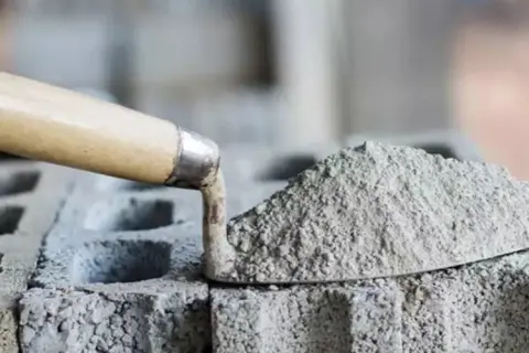 Ile worków cementu jest w palecie? Zaskakujące informacje o wadze i typach.