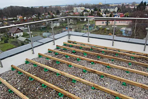 Jak wypoziomować taras: krok po kroku do idealnej konstrukcji bez wilgoci