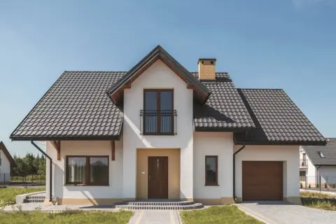 Dachówka czy blachodachówka na stary dom – co wybrać, aby nie żałować?