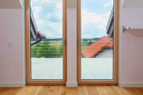 Co na okno balkonowe? Wybierz najlepsze rozwiązania i dekoracje.