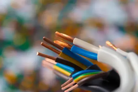 Przewody elektryczne ziemne miedziane i kable YKY — co warto wiedzieć przed zakupem?