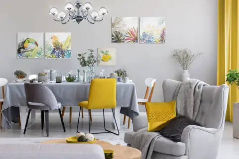 Jaki kolor pasuje do szarego w salonie? Inspiracje i porady kolorystyczne