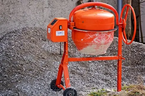 Jaką betoniarkę wybrać na worek cementu do domowych prac budowlanych?
