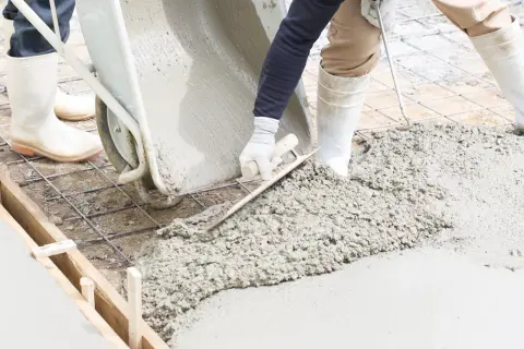 Beton konopny jako materiał budowlany: parametry cieplne i koszty wzniesienia ścian. Praca z betonem na budowie.