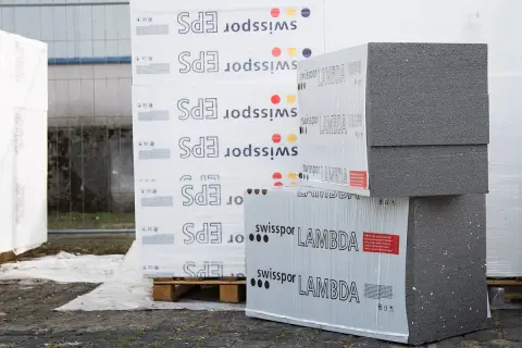 Styropian grafitowy czy biały na elewację? Na zdjęciu widać stosy płyt EPS. Grafitowy styropian "LAMBDA" wygląda na bardziej zaawansowany technologicznie.