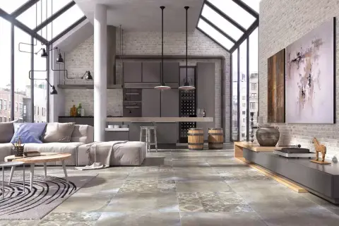 Nowoczesny salon z gres na podłodze w salonie czy to praktyczne bez ogrzewania podłogowego? Styl industrialny, cegła, duże okna.